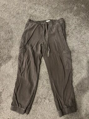 cloth and Stone women’s Cargo Jogger Pants in olive.